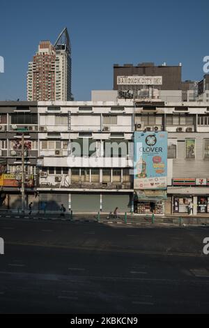 Les routes normalement fréquentées de la ville semblent vides à la suite de la fermeture partielle de Bangkok qui a été imposée pour aider à l'épandage de Covid-19 en Thaïlande sur 22 mars 2020 à Bangkok, en Thaïlande. (Photo de Thomas de Cian/NurPhoto) Banque D'Images