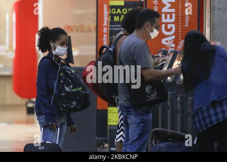 Passagers portant un masque à l'aéroport international Afonso Pena, situé à São José dos Pinhais, région métropolitaine de Curitiba / Paraná, au Brésil, sur 18 mars 2020. (Photo de Gabriel Machado/NurPhoto) Banque D'Images