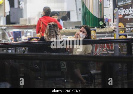 Passagers portant un masque à l'aéroport international Afonso Pena, situé à São José dos Pinhais, région métropolitaine de Curitiba / Paraná, au Brésil, sur 18 mars 2020. (Photo de Gabriel Machado/NurPhoto) Banque D'Images