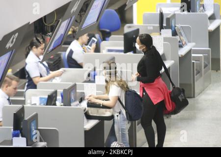 Passagers portant un masque à l'aéroport international Afonso Pena, situé à São José dos Pinhais, région métropolitaine de Curitiba / Paraná, au Brésil, sur 18 mars 2020. (Photo de Gabriel Machado/NurPhoto) Banque D'Images