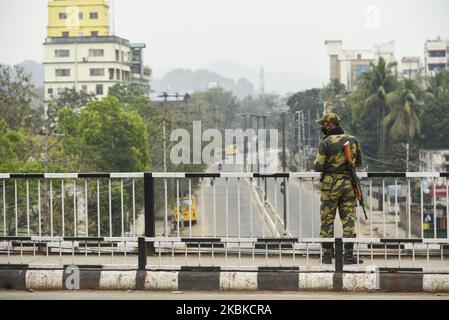 Le personnel de sécurité garde pendant une journée de couvre-feu de Janata (civil) imposé comme mesure préventive contre le coronavirus COVID-19, à Guwahati, Assam, Inde, le 22 mars 2020. (Photo de David Talukdar/NurPhoto) Banque D'Images