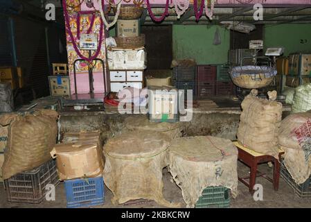 Un vendeur dormant dans un marché végétal fermé de Fancy Bazar pendant une journée de couvre-feu Janata (civil) imposé comme mesure préventive contre le coronavirus COVID-19, à Guwahati, Assam, Inde, le 22 mars 2020. (Photo de David Talukdar/NurPhoto) Banque D'Images