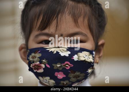 Un portrait de petite fille alonf avec sa mère (non vu sur l'image) attendant le bus à un parc de bus à Balaju, Katmandou, Népal dimanche, 22 mars 2020. Les gens commencent à quitter la vallée de Katmandou préoccupations au sujet de la propagation du virus de Corona (COVID-19) plus de 0,5 millions de personnes partent dans les derniers jours. (Photo de Narayan Maharajan/NurPhoto) Banque D'Images