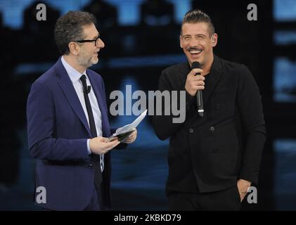 Fabio Fazio, auteur de télévision, imitateur, écrivain, producteur de télévision et animateur du programme de télévision et Francesco Gabbani, chanteur-compositeur et multi-instrumentiste italien, pendant la série télévisée RAI Che Tempo Che Fa saison 2019-2020, dans les studios de télévision RAI de via Mecenate on 16 février 2020 à Milan, Italie. (Photo par Omar Bai/NurPhoto) Banque D'Images