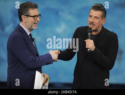 Fabio Fazio, auteur de télévision, imitateur, écrivain, producteur de télévision et animateur du programme de télévision et Francesco Gabbani, chanteur-compositeur et multi-instrumentiste italien, pendant la série télévisée RAI Che Tempo Che Fa saison 2019-2020, dans les studios de télévision RAI de via Mecenate on 16 février 2020 à Milan, Italie. (Photo par Omar Bai/NurPhoto) Banque D'Images