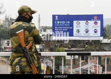 Le personnel de sécurité garde pendant une journée de couvre-feu de Janata (civil) imposé comme mesure préventive contre le coronavirus COVID-19, à Guwahati, Assam, Inde, le 22 mars 2020. (Photo de David Talukdar/NurPhoto) Banque D'Images