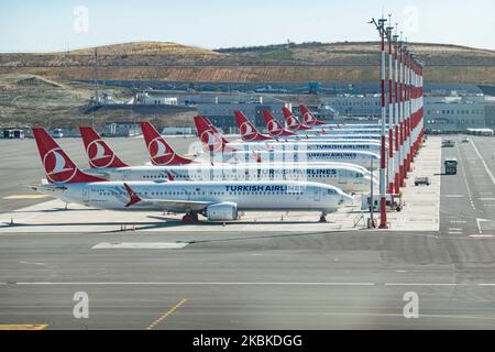 Une flotte d'avions Tk Turkish Airlines au sol se trouve sur le tarmac à l'aéroport TSI LTFM d'Istanbul sur 18 mars 2020 à Istanbul, en Turquie comme un impact, Un effet secondaire de la pandémie du coronavirus COVID-19 qui s'est propagée à au moins 186 pays et les gouvernements ont mis en place des restrictions de voyage spécialement dans l'aviation. Parmi les avions, le premier a l'enregistrement TC-LYA et il y a TC-LCC qui ont déjà été mis à la terre comme ces avions sont Boeing 737 MAX 8. (Photo de Nicolas Economou/NurPhoto) Banque D'Images