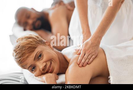 Spa, détente et massage pour couple noir en vacances dans la station de l'hôtel. Bien-être, soins du corps et soins relaxants, massage de santé et de luxe Banque D'Images