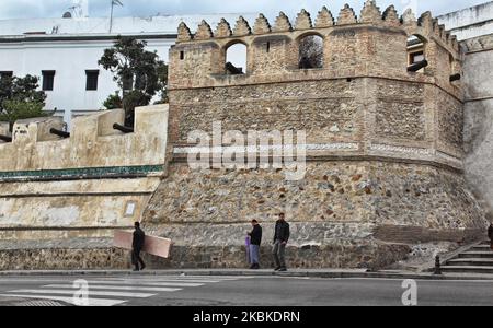 Les gens marchent devant un vieux avant dans la médina de la ville de Tétouan, Maroc, Afrique sur 29 décembre 2015. (Photo de Creative Touch Imaging Ltd./NurPhoto) Banque D'Images