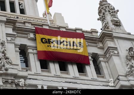 Un panneau de lecture en espagnol « Merci, je reste à la maison » est suspendu de la façade de l'hôtel de ville de Madrid à 23 mars 2020, en espagne, dans un cadre national de confinement pour lutter contre la propagation du coronavirus COVID-19. - Le nombre de morts du coronavirus en Espagne a grimpé à 2 182 après que 462 personnes sont mortes dans les 24 heures, a déclaré le ministère de la Santé. (Photo par Oscar Gonzalez/NurPhoto) Banque D'Images
