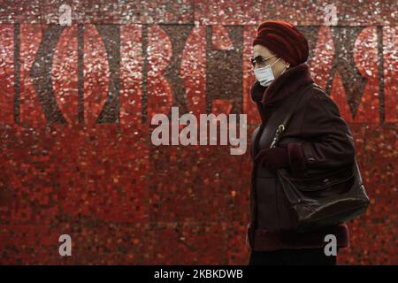 Une femme dans un masque protecteur marche le long de la station de métro Mayakovskaya à Saint-Pétersbourg. Le nombre d'utilisateurs du métro a diminué de 30 % en raison de l'éclosion du coronavirus. Saint-Pétersbourg, Russie. 23 mars 2020 (photo de Valya Egorshin/NurPhoto) Banque D'Images