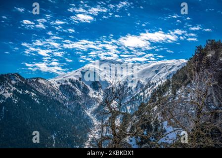 Montagnes enneigées sur le lac Plastira. Grèce. Banque D'Images