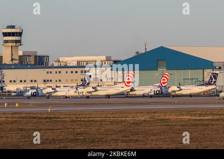 Les avions des compagnies aériennes de LOT PLL avec terre à l'aéroport Lech Walesa (IATA: GDN, ICAO: EPGD) sont vus à Gdansk, Pologne le 23 mars 2020 tous les vols commerciaux en Pologne sont interdits par le gouvernement en raison du danger du coronavirus (photo de Michal Fludra/Nurphoto) Banque D'Images