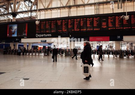 Les gens marchent à travers le concourse d'une station de Waterloo presque déserte à Londres, Angleterre, sur 23 mars 2020. Les services ferroviaires à travers le pays ont commencé à être réduits par rapport à aujourd'hui, en raison de chutes énormes de la demande de passagers. Toutefois, les services de base se poursuivent principalement pour permettre aux travailleurs de la santé, au personnel des services d'urgence et à d'autres travailleurs clés d'atteindre leurs lieux de travail. Les accords de franchise ferroviaire doivent également être temporairement suspendus, a annoncé aujourd'hui le ministère des Transports (DFT), le gouvernement nationalisant effectivement les chemins de fer pour protéger les compagnies de train de l'effondrement. Banque D'Images