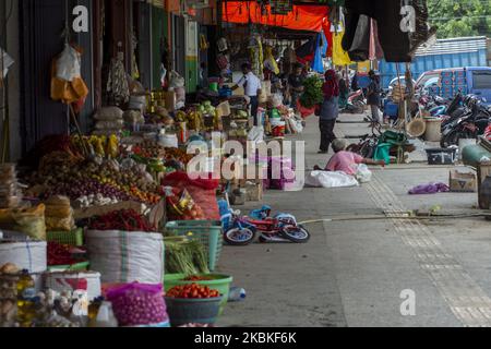 Les résidents magasinent au marché traditionnel de Manonda, Palu, Sulawesi central, Indonésie sur 24 mars 2020. Le gouvernement local ne limite pas les heures d'ouverture du plus grand marché traditionnel de Palu mais exhorte les commerçants et les visiteurs du marché à faire des transactions en toute sécurité en portant toujours des masques et en se lavant les mains après une transaction pour éviter la propagation du coronavirus. (Photo de Basri Marzuki/NurPhoto) Banque D'Images