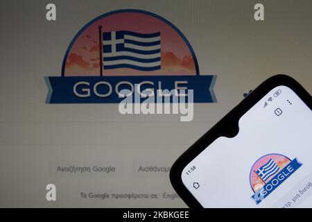 Sur cette photo, un drapeau grec sur Google est affiché sur un smartphone sur 25 mars 2020 à Athènes, Grèce. Les défilés militaires et étudiants ont été annulés en raison du coronovirus dans tout le pays à la fête nationale annuelle du jour de l'indépendance. La Révolution ou Révolution grecque de 1821 fut une insurrection armée réussie menée par les Grecs rebelles contre l'Empire ottoman afin de renverser la domination ottomane et de créer un État indépendant. (Photo Illustration par Nikolas Kokovlis/NurPhoto) Banque D'Images