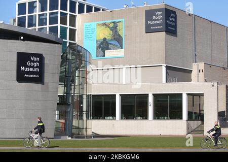 Deux policiers effectuent des patrouilles à vélo pour pratiquer la distanciation sociale et se tiennent à 1,5 mètres du musée Van Gogh, à proximité du Museumplein sur 25 mars 2020 à Amsterdam, aux pays-Bas. Le ministre néerlandais de la Justice et de la sécurité Ferdinand Grapperhaushas a ordonné de nouvelles mesures plus strictes pour lutter contre la propagation du coronavirus, dans les parcs, les rues et les espaces publics, les gens doivent pratiquer la distanciation sociale et garder 1,5 mètres, ceci pour un groupe de trois personnes ou plus (qui ne sont pas famille) , une amende de 400 euros sera remise. (Photo de Paulo Amorim/NurPhoto) Banque D'Images