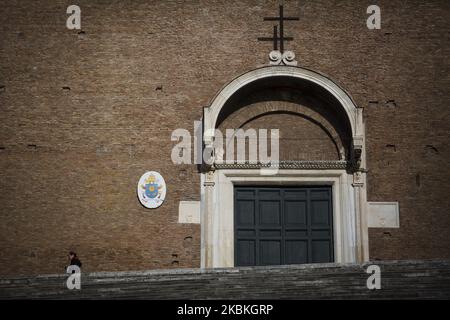 Une femme passe devant l'entrée fermée de Santa Maria dans l'église d'Aracoeli sur 25 mars 2020 à Rome, pendant le confinement du pays après la nouvelle pandémie du coronavirus COVID-19 (photo de Christian Minelli/NurPhoto) Banque D'Images