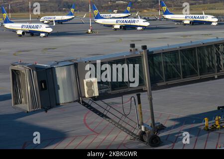 Vue sur les avions Ryanair, au sol de l'aéroport international Jean-Paul II de Cracovie-Balice. Ryanair a annoncé l'immobilisation de 90 % de ses vols jusqu'au 2 avril et n'exploitera qu'un nombre limité de vols entre Dublin, Cork et le Royaume-Uni, et des vols quotidiens ou hebdomadaires de Dublin à destination d'Amsterdam, Bruxelles, Berlin, Lisbonne et Cologne. La société a également déclaré qu'elle s'emploie à fournir des vols de rapatriement et de sauvetage à un certain nombre de gouvernements de l'UE et a offert ses avions pour des vols médicaux d'urgence, y compris à destination et en provenance de la Chine. Mercredi, 25 mars 2020, à Cracovie, en Pologne. (Photo par Artur Widak/NURP Banque D'Images