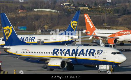 Vue sur les avions Ryanair, au sol de l'aéroport international Jean-Paul II de Cracovie-Balice. Ryanair a annoncé l'immobilisation de 90 % de ses vols jusqu'au 2 avril et n'exploitera qu'un nombre limité de vols entre Dublin, Cork et le Royaume-Uni, et des vols quotidiens ou hebdomadaires de Dublin à destination d'Amsterdam, Bruxelles, Berlin, Lisbonne et Cologne. La société a également déclaré qu'elle s'emploie à fournir des vols de rapatriement et de sauvetage à un certain nombre de gouvernements de l'UE et a offert ses avions pour des vols médicaux d'urgence, y compris à destination et en provenance de la Chine. Mercredi, 25 mars 2020, à Cracovie, en Pologne. (Photo par Artur Widak/NURP Banque D'Images