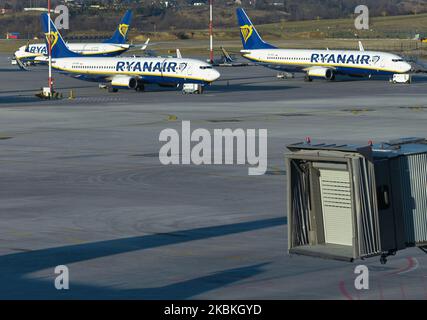 Vue sur les avions Ryanair, au sol de l'aéroport international Jean-Paul II de Cracovie-Balice. Ryanair a annoncé l'immobilisation de 90 % de ses vols jusqu'au 2 avril et n'exploitera qu'un nombre limité de vols entre Dublin, Cork et le Royaume-Uni, et des vols quotidiens ou hebdomadaires de Dublin à destination d'Amsterdam, Bruxelles, Berlin, Lisbonne et Cologne. La société a également déclaré qu'elle s'emploie à fournir des vols de rapatriement et de sauvetage à un certain nombre de gouvernements de l'UE et a offert ses avions pour des vols médicaux d'urgence, y compris à destination et en provenance de la Chine. Mercredi, 25 mars 2020, à Cracovie, en Pologne. (Photo par Artur Widak/NURP Banque D'Images