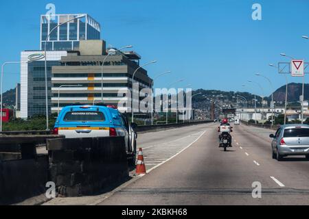 Vue sur l'Avenida Brasil, l'une des principales voies de circulation des véhicules à Rio de Janeiro, au Brésil, sur 25 mars 2020, avec une circulation réduite en raison des restrictions causées par la fermeture décrétée par le gouvernement en raison de la pandémie du coronavirus Covid-19. Habituellement, la région concentre des milliers de véhicules chaque jour et les embouteillages sont fréquents. (Photo de Luiz Souza/NurPhoto) Banque D'Images