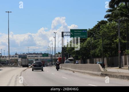 Vue sur l'Avenida Brasil, l'une des principales voies de circulation des véhicules à Rio de Janeiro, au Brésil, sur 25 mars 2020, avec une circulation réduite en raison des restrictions causées par la fermeture décrétée par le gouvernement en raison de la pandémie du coronavirus Covid-19. Habituellement, la région concentre des milliers de véhicules chaque jour et les embouteillages sont fréquents. (Photo de Luiz Souza/NurPhoto) Banque D'Images