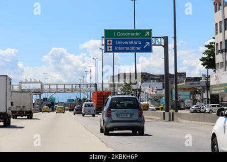 Vue sur l'Avenida Brasil, l'une des principales voies de circulation des véhicules à Rio de Janeiro, au Brésil, sur 25 mars 2020, avec une circulation réduite en raison des restrictions causées par la fermeture décrétée par le gouvernement en raison de la pandémie du coronavirus Covid-19. Habituellement, la région concentre des milliers de véhicules chaque jour et les embouteillages sont fréquents. (Photo de Luiz Souza/NurPhoto) Banque D'Images