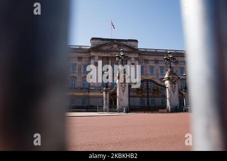 Buckingham Palace est déserté à Londres, en Angleterre, sur 25 mars 2020. Autour d'un pays en grande partie fermé, le coronavirus Covid-19 continue de répandre l'anxiété et les perturbations, avec des conditions de verrouillage imposées lundi soir par le Premier ministre britannique Boris Johnson dès aujourd'hui dans leur deuxième jour. Il a été annoncé aujourd'hui que le prince Charles, héritier du trône britannique âgé de 71 ans, s'est révélé positif pour le coronavirus et a des « symptômes légers ». Au total, 468 personnes sont mortes après avoir été infectées par le coronavirus au Royaume-Uni. (Photo de David Cliff/NurPhoto) Banque D'Images