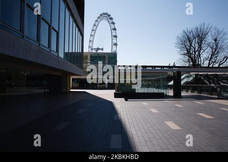La roue London Eye donne sur la terrasse déserte du Southbank Center, sur la rive sud, à Londres, en Angleterre, sur 25 mars 2020. Autour d'un pays en grande partie fermé, le coronavirus Covid-19 continue de répandre l'anxiété et les perturbations, avec des conditions de verrouillage imposées lundi soir par le Premier ministre britannique Boris Johnson dès aujourd'hui dans leur deuxième jour. Il a été annoncé aujourd'hui que le prince Charles, héritier du trône britannique âgé de 71 ans, s'est révélé positif pour le coronavirus et a des « symptômes légers ». Au total, 468 personnes sont mortes après avoir été infectées par le coronavirus au Royaume-Uni. (P Banque D'Images