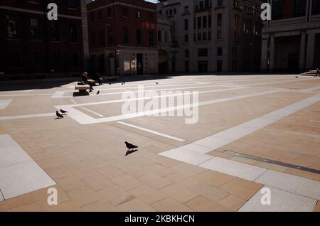 Les pigeons traversent une place Paternoster près de la cathédrale Saint-Paul à Londres, en Angleterre, sur 25 mars 2020. Autour d'un pays en grande partie fermé, le coronavirus Covid-19 continue de répandre l'anxiété et les perturbations, avec des conditions de verrouillage imposées lundi soir par le Premier ministre britannique Boris Johnson dès aujourd'hui dans leur deuxième jour. Il a été annoncé aujourd'hui que le prince Charles, héritier du trône britannique âgé de 71 ans, s'est révélé positif pour le coronavirus et a des « symptômes légers ». Au total, 468 personnes sont mortes après avoir été infectées par le coronavirus au Royaume-Uni. (Photo de David Cliff/N. Banque D'Images