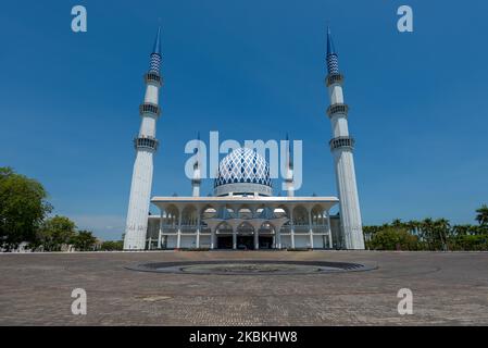 Vue vide de la mosquée d'État de Selangor comme musulmans et autres dévotés religieux ne sont pas autorisés à aller dans des lieux religieux pour contrôler la propagation du virus corona roman Covid-19 à Shah Alam, Malaisie sur 26 mars 2020. Le gouvernement malaisien a prolongé l'AGC (Movement Control Order) ou le verrouillage partiel jusqu'au 14th avril en raison du nombre croissant de cas positifs et de décès. (Photo de Zahim Mohd/NurPhoto) Banque D'Images