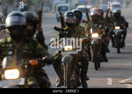 Les commandos de l'unité de moto de la Force spéciale de police sri-lankaise patrouillent dans une rue près de chez eux au cours d'un couvre-feu à l'échelle nationale comme mesure préventive contre la propagation du nouveau coronavirus COVID-19, à Colombo, sur le 27 mars 2020. (Photo d'Akila Jayawardana/NurPhoto) Banque D'Images