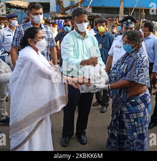 Le ministre en chef du Bengale occidental, Mamata Banerjee, distribue de la nourriture et des produits essentiels aux sans-abri pendant le confinement national à Kolkata, en Inde, le vendredi 27th mars 2020. L'Inde est complètement verrouillée depuis 25 mars après que le Premier ministre Narendra Modi ait demandé aux citoyens d'éviter de se retirer jusqu'à ce qu'il soit absolument nécessaire de contenir la pandémie mondiale du coronavirus COVID-19 pour des mesures préventives. (Photo de Sonali Pal Chaudhury/NurPhoto) Banque D'Images