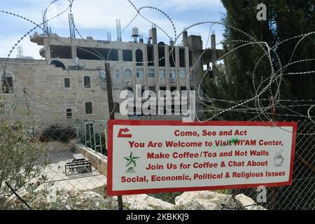 Vue sur WI'AM - Centre palestinien de résolution des conflits situé juste à côté de la fresque avec des peintures politiques et sociales et des graffitis à Bethléem. Jeudi, 5 mars 2020, à Bethléem, Palestine (photo d'Artur Widak/NurPhoto) Banque D'Images