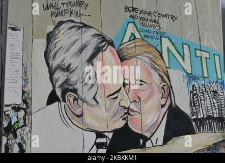 Une fresque représentant le président américain Donald Trump et le Premier ministre israélien Benjamin Netanyahu s'embrassant entre autres peintures murales politiques et sociales et une graffitis sur le mur qui sépare Israël et la Cisjordanie à Bethléem. Jeudi, 5 mars 2020, à Bethléem, Palestine (photo d'Artur Widak/NurPhoto) Banque D'Images