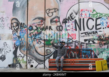 Une vue partielle d'une fresque vandalisée représentant le président américain Donald Trump et le Premier ministre israélien Benjamin Netanyahou a vu entre autres peintures murales politiques et sociales et une graffitis sur le mur qui séparat Israël et la Cisjordanie à Bethléem. Jeudi, 5 mars 2020, à Bethléem, Palestine (photo d'Artur Widak/NurPhoto) Banque D'Images