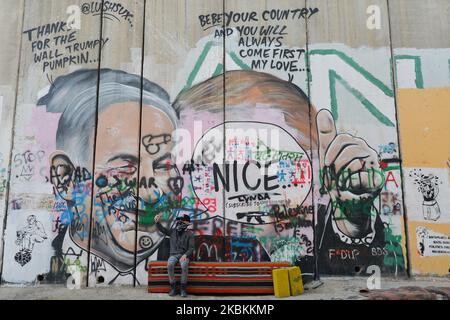 Une fresque vandalisée représentant le président américain Donald Trump et le Premier ministre israélien Benjamin Netanyahu, vue entre autres peintures murales politiques et sociales et une graffitis sur le mur qui sépare Israël et la Cisjordanie à Bethléem. Jeudi, 5 mars 2020, à Bethléem, Palestine (photo d'Artur Widak/NurPhoto) Banque D'Images