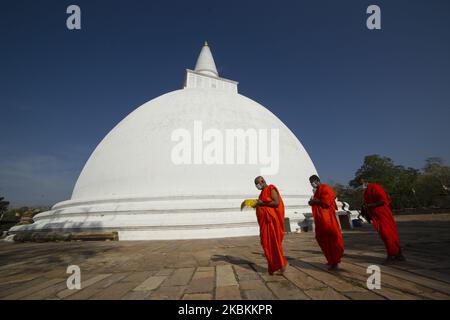 Les moines bouddhistes sri lankais portant des masques protecteurs effectuent des rituels pour invoquer des bénédictions pour les patients Covid-19 dans le monde entier et pour la protection contre le Covid-19 à Anuradhapura, à 200 km du capitole Colombo, Sri Lanka. 27 mars 2020. Le Sri Lanka compte 238 patients en observation, tandis que 106 cas confirmés de covid-19, tandis qu'un couvre-feu à l'échelle de l'île est imposé par le gouvernement pour minimiser l'épidémie du virus Corona. (Photo de Thharaka Basnayaka/NurPhoto) Banque D'Images