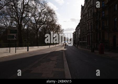 Un désert de Piccadilly à Londres, Angleterre, sur 28 mars 2020. Le Royaume-Uni a entamé aujourd'hui son premier week-end dans le cadre des conditions de confinement du coronavirus Covid-19 imposées lundi soir par le Premier ministre britannique Boris Johnson, dans le cadre duquel les gens peuvent quitter leur foyer uniquement pour acheter des articles essentiels, faire de l'exercice, fournir des soins et, si nécessaire, se rendre au travail et en sortir. Au Royaume-Uni, le nombre de décès s'est élevé à 1 019, après que 260 autres personnes aient perdu la vie au cours des 24 dernières heures. (Photo de David Cliff/NurPhoto) Banque D'Images