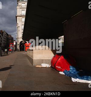 La tente et les effets personnels d'un sans-abri se trouvent à l'extérieur de la gare de Green Park, sur une station déserte de Piccadilly à Londres, en Angleterre, sur 28 mars 2020. Les ministres du gouvernement ont exhorté les autorités locales à trouver des logements pour tous les doreurs d'ici ce week-end, avec Louise Casey, responsable des sans-abri pour le ministère britannique du logement, Communautés et gouvernements locaux (MHCLG) ont déclaré hier que le ministère « redoublait ses efforts » pour s'assurer que tout le monde était « à l'intérieur et en sécurité » dans la crainte que les sans-abri puissent devenir malades avec le coronavirus. Le Royaume-Uni a commencé aujourd'hui son premier week-end sous la covid-19 co Banque D'Images