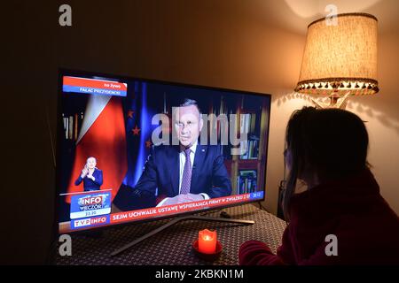 Une dame regarde un discours télévisé du président polonais Andrzej Duda, lors du National News de 8pm sur TVP1. Avec 249 nouveaux cas de coronavirus en Pologne d'ici 8pm, ce qui porte le nombre total à 1 638 et 18 décès, le premier tour de l'élection présidentielle polonaise est encore fixé pour 10 mai 2020. Samedi, 28 mars 2020, Cracovie, Pologne. (Photo par Artur Widak/NurPhoto) Banque D'Images