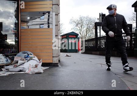 Un homme portant un masque passe devant les effets personnels d'un sans-abri dans une porte à l'extrémité de Marble Arch d'Oxford Street à Londres, Angleterre, sur 28 mars 2020. Les ministres du gouvernement ont exhorté les autorités locales à trouver des logements pour tous les doreurs d'ici ce week-end, avec Louise Casey, responsable des sans-abri pour le ministère britannique du logement, Communautés et gouvernements locaux (MHCLG) ont déclaré hier que le ministère « redoublait ses efforts » pour s'assurer que tout le monde était « à l'intérieur et en sécurité » dans la crainte que les sans-abri puissent devenir malades avec le coronavirus. Le Royaume-Uni a commencé aujourd'hui son premier week-end u Banque D'Images