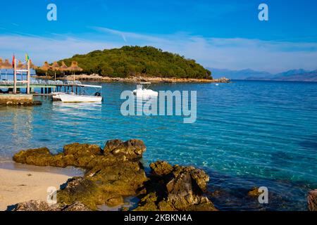 Baie dans le Ksamil avec des navires et des îles. Mer Ionienne en Albanie Banque D'Images