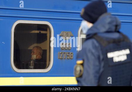 Un homme évacué par train de Russie attend de quitter le train à l'arrivée à la gare centrale de Kiev, Ukraine, le 29 mars 2020. Le train spécial de Moscou à Kiev a évacué les citoyens ukrainiens de Russie le 29 mars 2020, en raison de la propagation du coronavirus Covid-19. (Photo par STR/NurPhoto) Banque D'Images