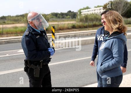 Un policier avec un bouclier facial interroge les piétons au cours d'une opération de sensibilisation aux personnes qui quittent la maison pour des raisons essentielles comme mesure préventive contre la propagation de la maladie du coronavirus COVID-19 à Cascais, Portugal sur 29 mars 2020. De nombreuses opérations de sensibilisation sont menées par la police à travers le pays lorsque le Portugal a déclaré 119 morts et 5962 cas confirmés et subit l'impact de la pandémie du coronavirus COVID-19. (Photo par Pedro Fiúza/NurPhoto) Banque D'Images