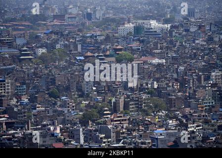Ciel clair avec les cityscapes vus de Katmandou pendant le sixième jour de confinement national comme préoccupations au sujet de la propagation du virus Corona (COVID-19) à Katmandou, Népal dimanche, 29 mars 2020. Le confinement à l'échelle nationale a entraîné une diminution du niveau de pollution de l'air dans la vallée de Katmandou, qui se classe régulièrement parmi les villes les plus polluées du monde. (Photo de Narayan Maharajan/NurPhoto) Banque D'Images