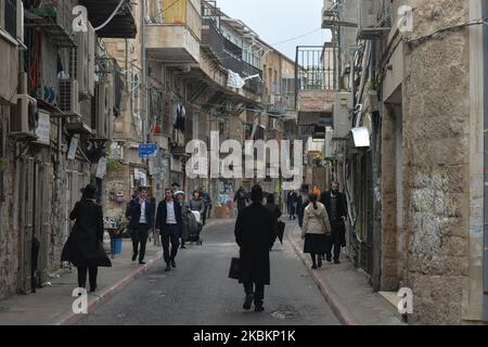 Une vue générale de la rue MEA He'arim, l'un des plus anciens quartiers juifs de Jérusalem, a été vue quelques jours avant l'introduction des premières mesures préventives contre le coronavirus propagé par le Gouvernement israélien. Sur 10 mars 2020, à Jérusalem, Israël. (Photo par Artur Widak/NurPhoto) Banque D'Images