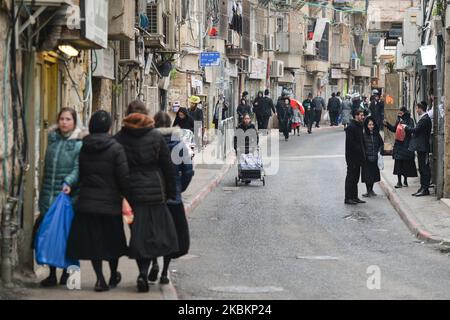 Une vue générale de la rue MEA He'arim, l'un des plus anciens quartiers juifs de Jérusalem, a été vue quelques jours avant l'introduction des premières mesures préventives contre le coronavirus propagé par le Gouvernement israélien. Sur 10 mars 2020, à Jérusalem, Israël. (Photo par Artur Widak/NurPhoto) Banque D'Images