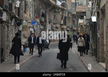 Une vue générale de la rue MEA He'arim, l'un des plus anciens quartiers juifs de Jérusalem, a été vue quelques jours avant l'introduction des premières mesures préventives contre le coronavirus propagé par le Gouvernement israélien. Sur 10 mars 2020, à Jérusalem, Israël. (Photo par Artur Widak/NurPhoto) Banque D'Images